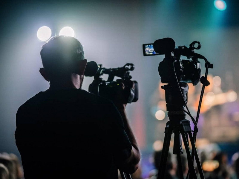 金鐘導演被大愛台「鴨霸解約」，對簿公堂毫無勝算？他揭業界殘酷現實：6件簽約一定要懂的事